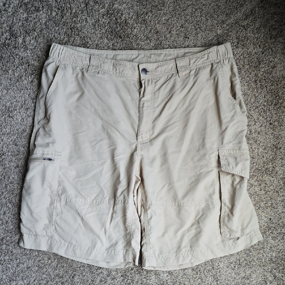 Columbia Men's Beige Cargo Shorts Size 38